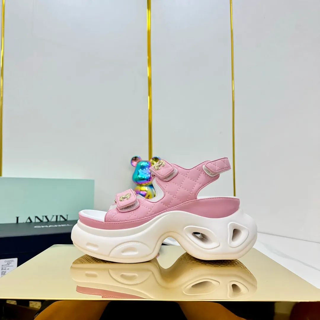 👟👟Ex-factory price 680👟👟 Top version... Chanel｜Chanel Xiaoxiang Velcro Beach Slippers Slippers Casual Beach Shoes 25ss Spring and Summer New Style! Beach shoes are a hit all over the internet! The latest model from the counter, I am still willing to buy it on my feet. It must be ranked among the most popular models. It is invincible in all seasons. Various bloggers and Internet celebrities can see the matching styles. Highly recommended. Pearlescent sheepskin upper, sheepskin lining, suede for feet. Original open-molded TPU outsole size: 35-40 (customized for 40 and 41). Full set of original packaging 👉 👉 👉 👉 👉
